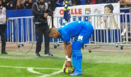 逆天操作！前西汉姆球员社媒炫耀贩毒，被判入狱三年