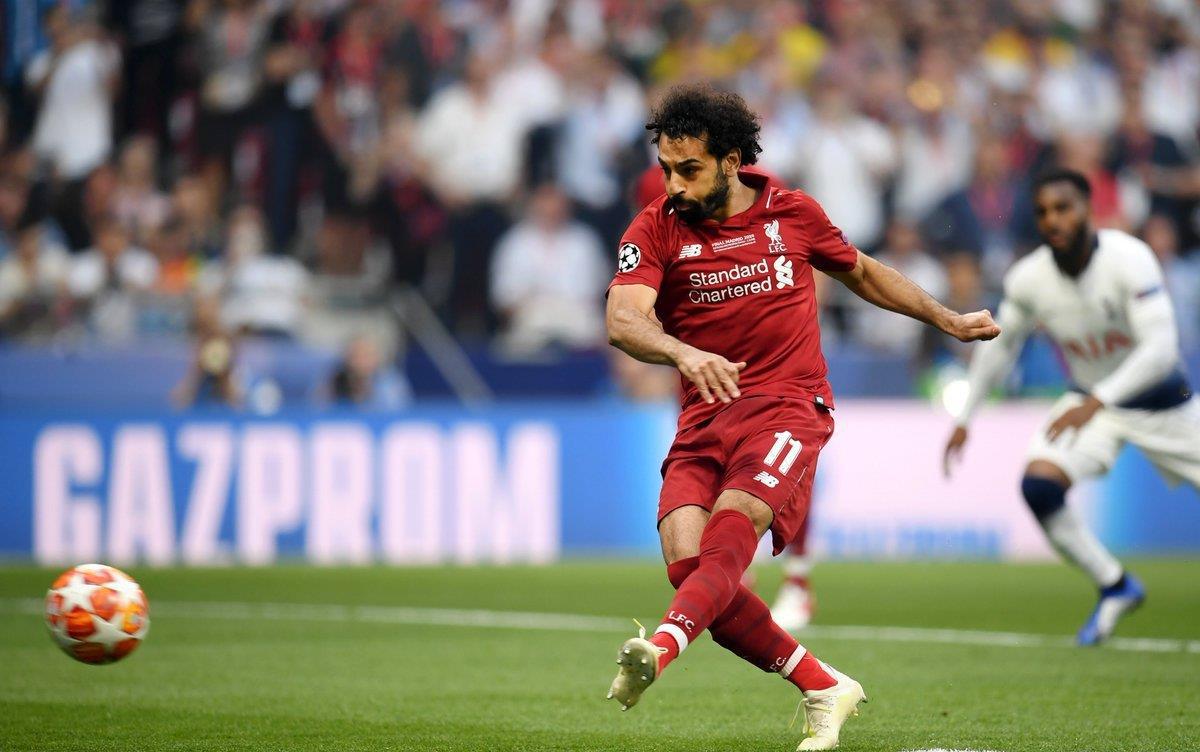 重庆两江新区十联屏打出多个宣传语，庆祝重庆铜梁龙冲超成功