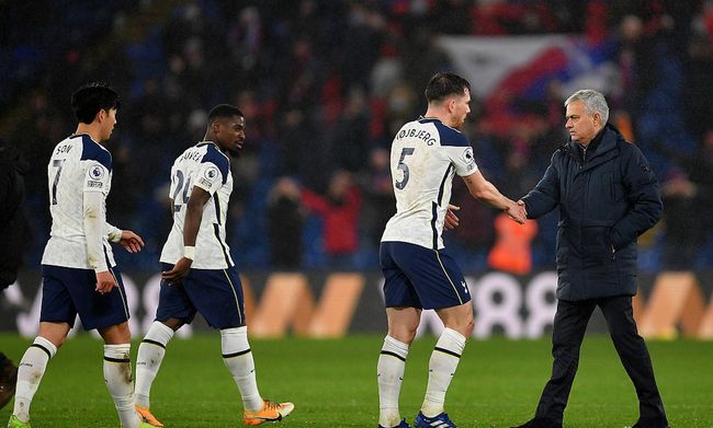 安娜-德-阿玛斯现身F1阿布扎比站挥旗