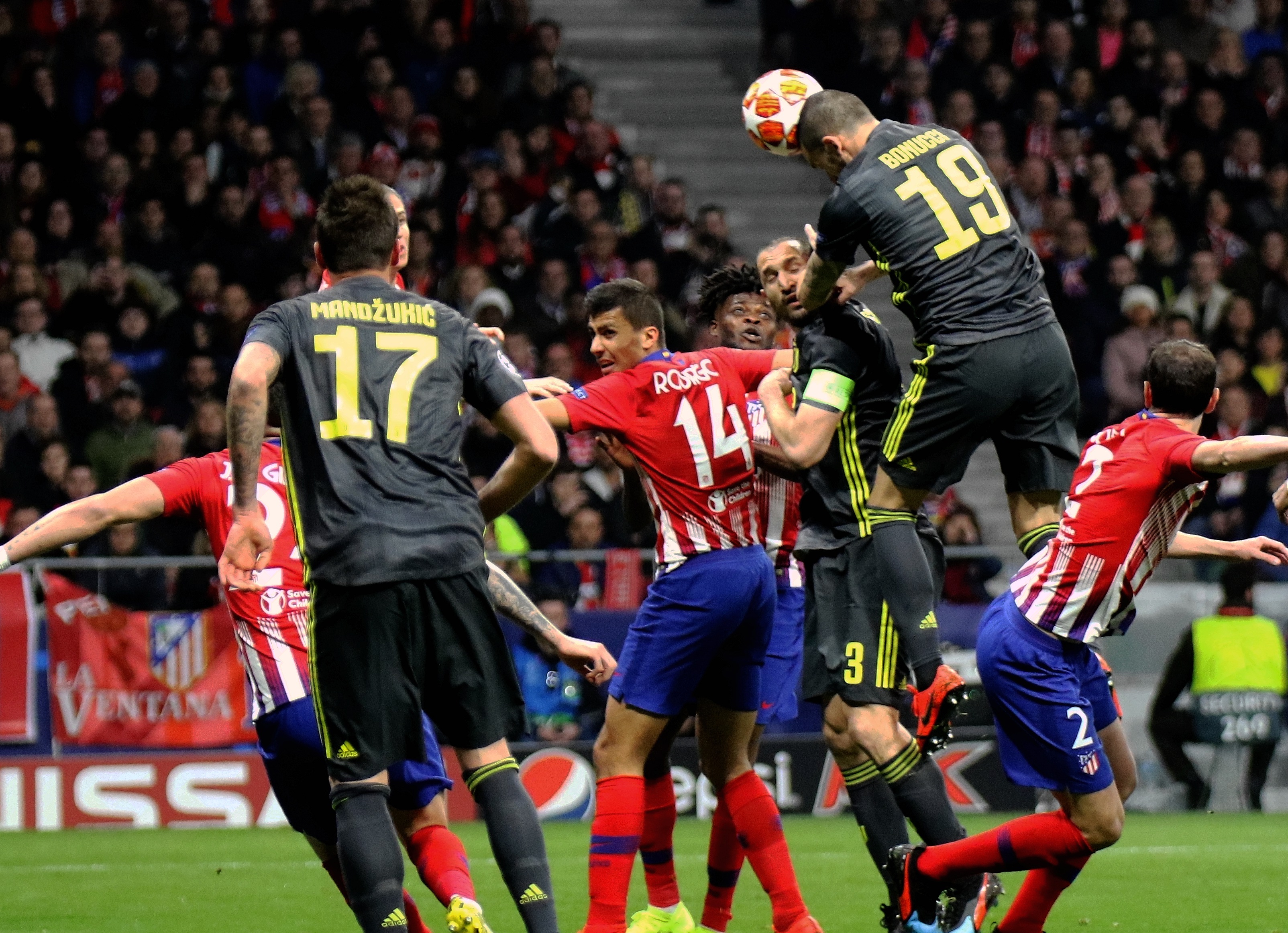 紧张与深夜会议……哈维·阿隆索的未来悬而未决